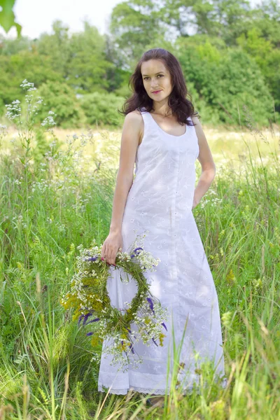 Gadis di padang rumput. — Stok Foto