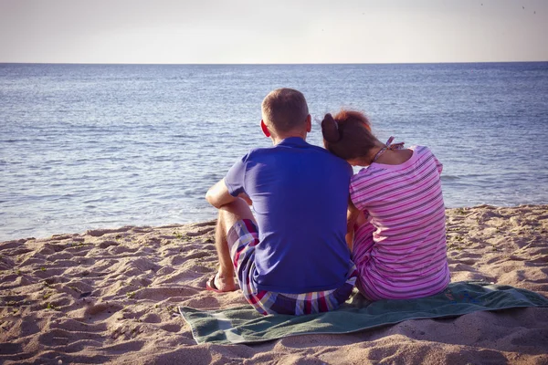 Casal na praia Fotos De Bancos De Imagens