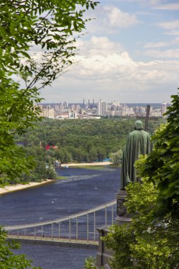 Volodymyr Dinyeper üzerinde büyük anıt