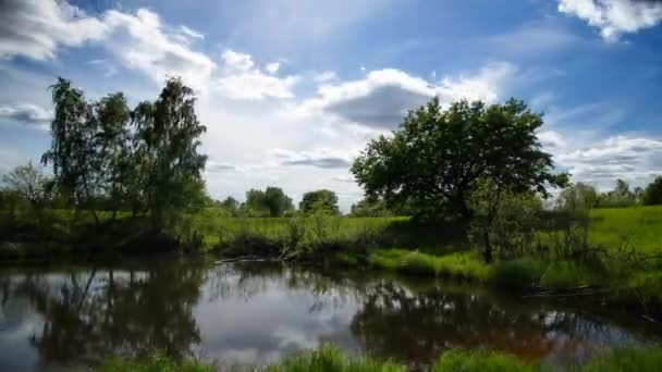 Des nuages flottent sur le petit lac 