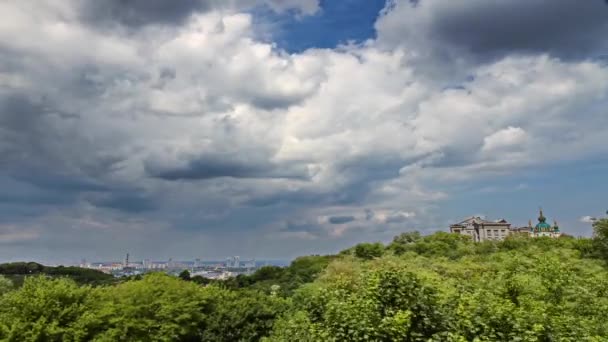 Des nuages flottent au-dessus de la ville — Video