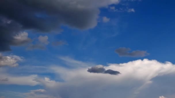 Wolken zweven door de lucht — Stockvideo