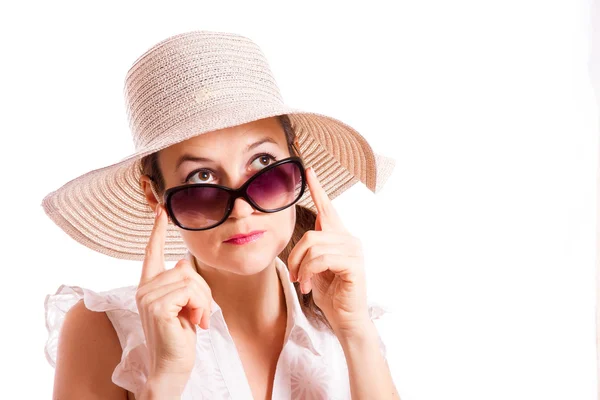 La chica mira las gafas de sol — Foto de Stock