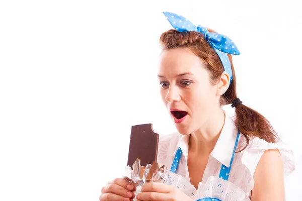 La chica va a morder una barra de chocolate — Foto de Stock