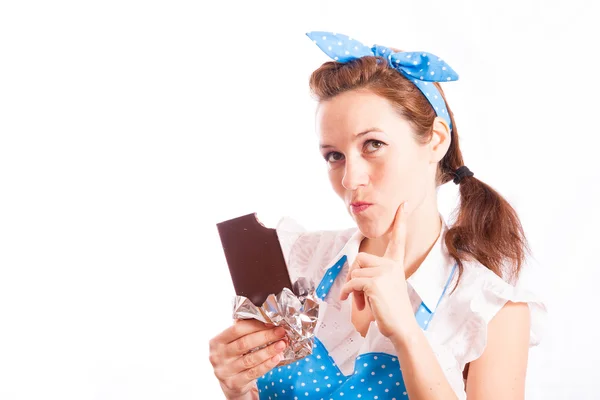 La chica con una barra de chocolate en la mano — Foto de Stock