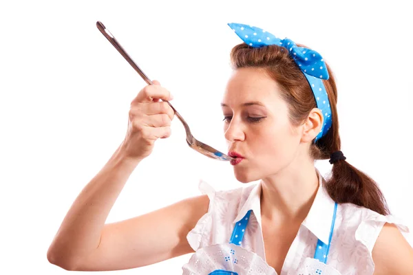 The girl tastes the food — Stock Photo, Image