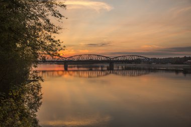 Torun'da eski köprünün Vistula Nehri, Polonya