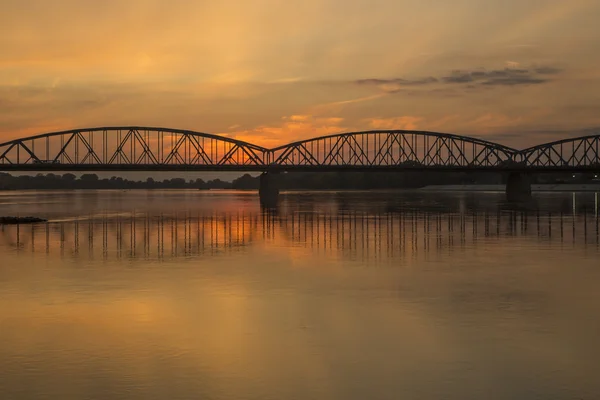 Puente viejo en Torun por la noche, Polonia —  Fotos de Stock