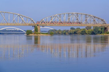 bir nehir demiryolu Köprüsü