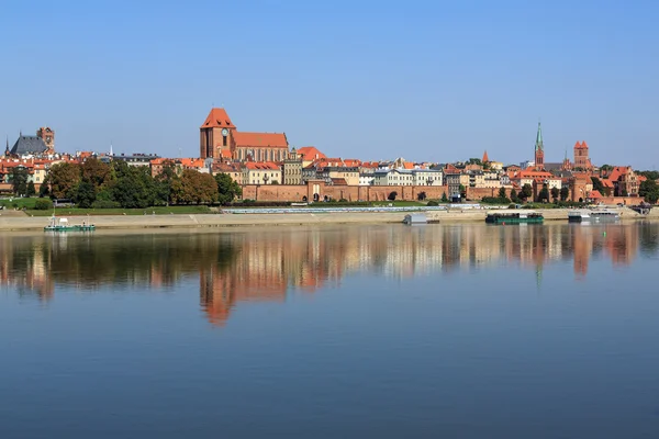 Панорама Старого міста Торунь через річку Віслу, Польща — стокове фото