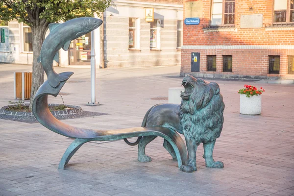 Der Löwe und die Fischskulptur auf dem Marktplatz in Puck, Polen Stockbild