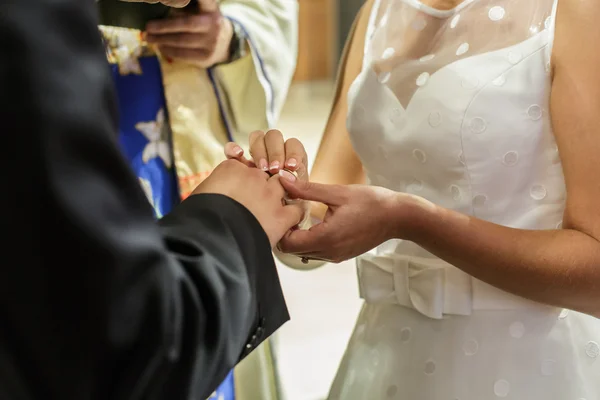 Sie steckte ihm den Ehering an — Stockfoto