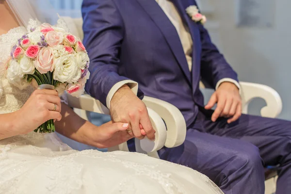 Свадебная тема, держась за руки — стоковое фото
