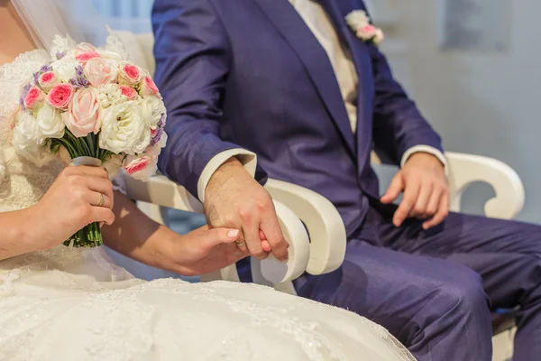 Tema de la boda, tomados de la mano —  Fotos de Stock