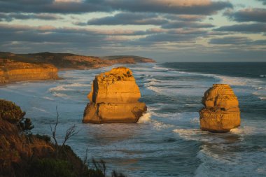 On iki havari gün batımında sallanıyor.