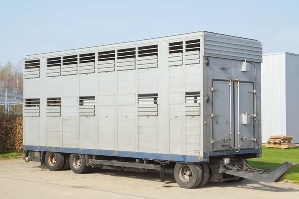 Un remolque transporte de animales Fotos de stock libres de derechos