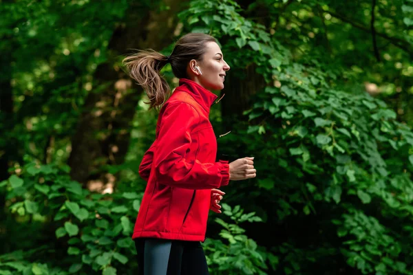 公園でジョギングする女の子 ロイヤリティフリーのストック写真