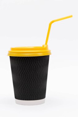 Beyaz arka planda kahve için bir karton bardak.