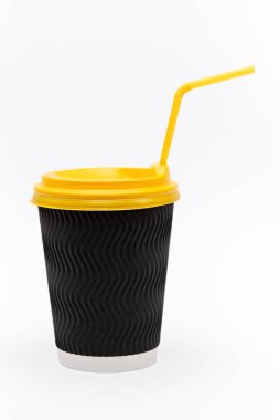 Beyaz arka planda bir karton bardak.