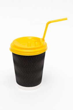 beyaz arkaplanda bir karton bardak