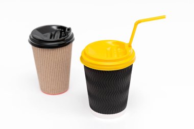 Beyaz arka planda iki karton bardak.