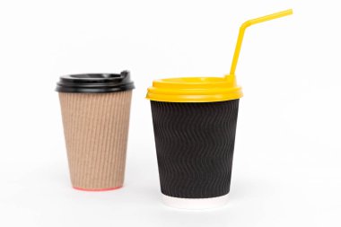 Beyaz arka planda kahve için iki karton bardak.