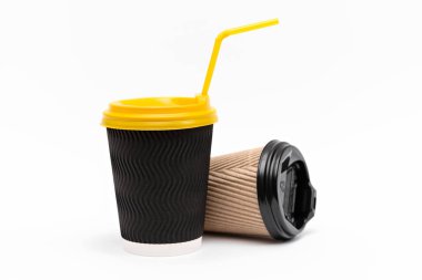 Beyaz arka planda kahve için iki karton bardak.