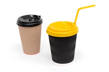 Beyaz arka planda kahve için iki karton bardak.
