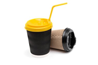 Beyaz arka planda kahve için iki karton bardak.