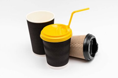 Beyaz arka planda içecek için üç karton bardak.