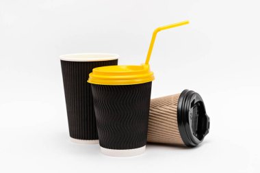 Beyaz arka planda içecek için üç karton bardak.