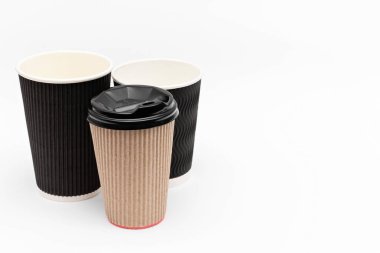 Beyaz arka planda kahve için üç karton bardak.