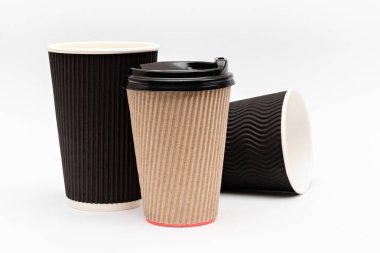 Beyaz arka planda kahve için üç karton bardak.