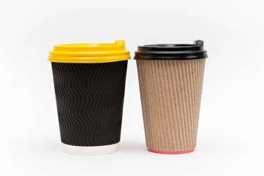Beyaz arka planda kahve için kapaklı iki karton bardak.
