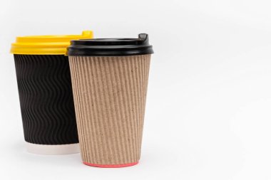 Beyaz arka planda kahve için kapaklı iki karton bardak.