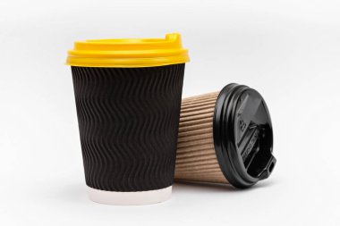 Beyaz arka planda kahve için kapaklı iki karton bardak.