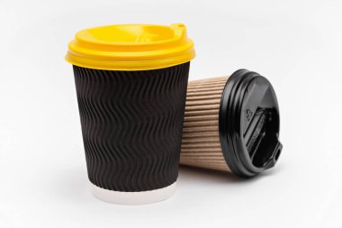 Beyaz arka planda iki karton bardak.