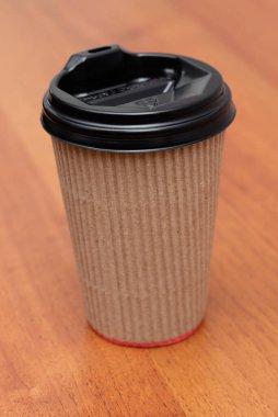 Tahta arka planda karton bardak.