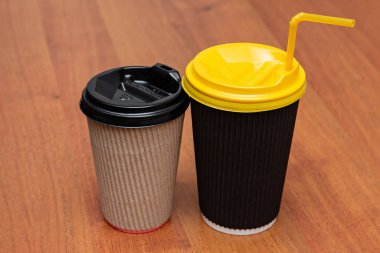 Ahşap arka planda iki karton bardak.