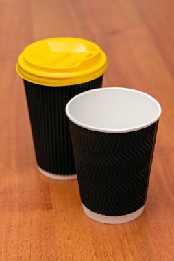 Tahta bir masada iki karton bardak.