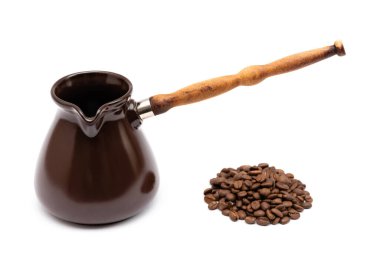 Kahve için seramik Türk ve beyaz arka planda kahve çekirdekleri