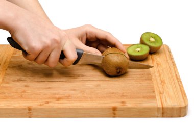 Bıçak ellerinde, tahta tahtaya kivi koyuyorlar.