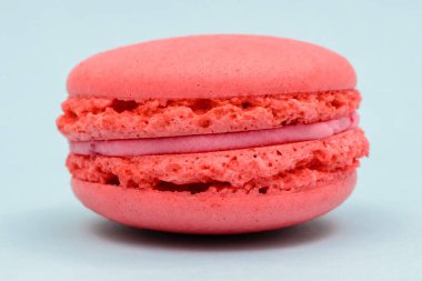 Mavi arka planda pembe bir makarna keki.