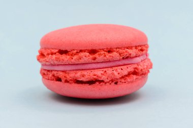 Mavi arka planda pembe bir makarna keki.