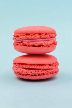 Mavi arka planda iki pembe makarna keki.