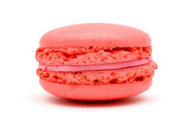 Beyaz arka planda pembe bir makarna keki.