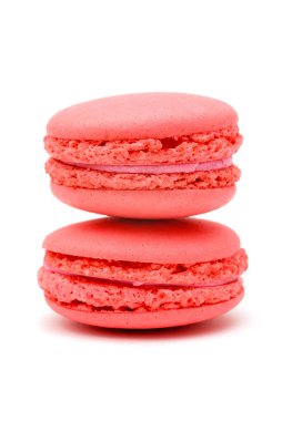 Beyaz arka planda iki pembe makarna keki.