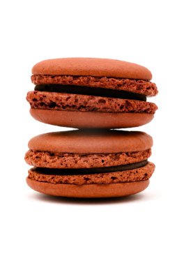 Beyaz arka planda iki kahverengi makarna keki.