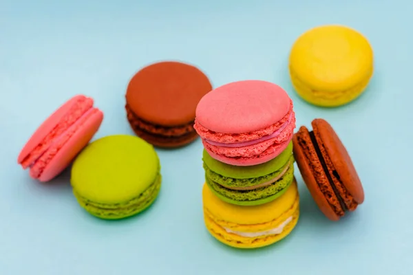 Varios Pasteles Macaron Multicolores Sobre Fondo Azul — Foto de Stock