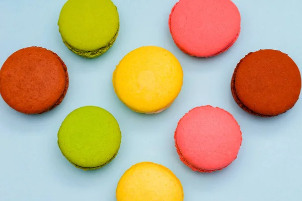 Mehrere Bunte Macaronkuchen Auf Blauem Hintergrund — Stockfoto